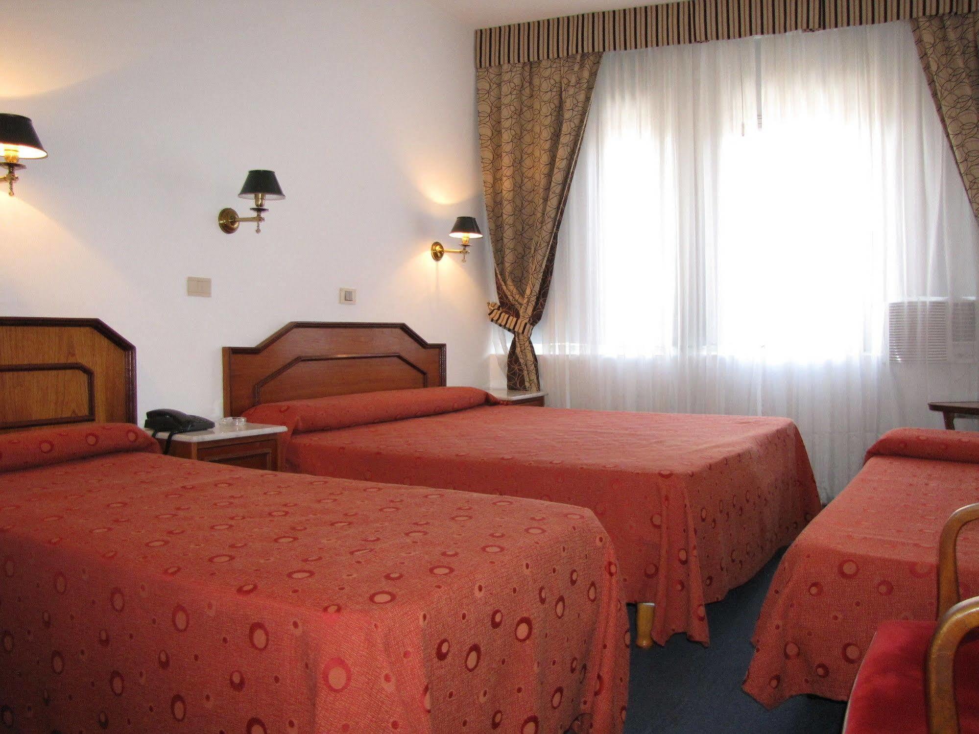 Hotel Tres Sargentos บัวโนสไอเรส ภายนอก รูปภาพ